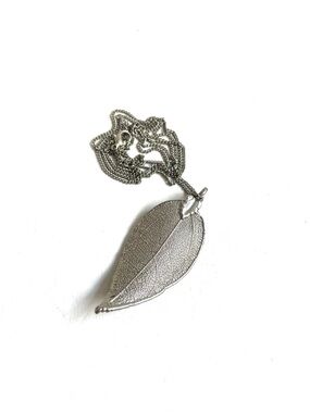 SILVER PLATED SINGLE LEAF PENDANT LOBSTER CLAW CHAIN LINK ETCHED VEINING